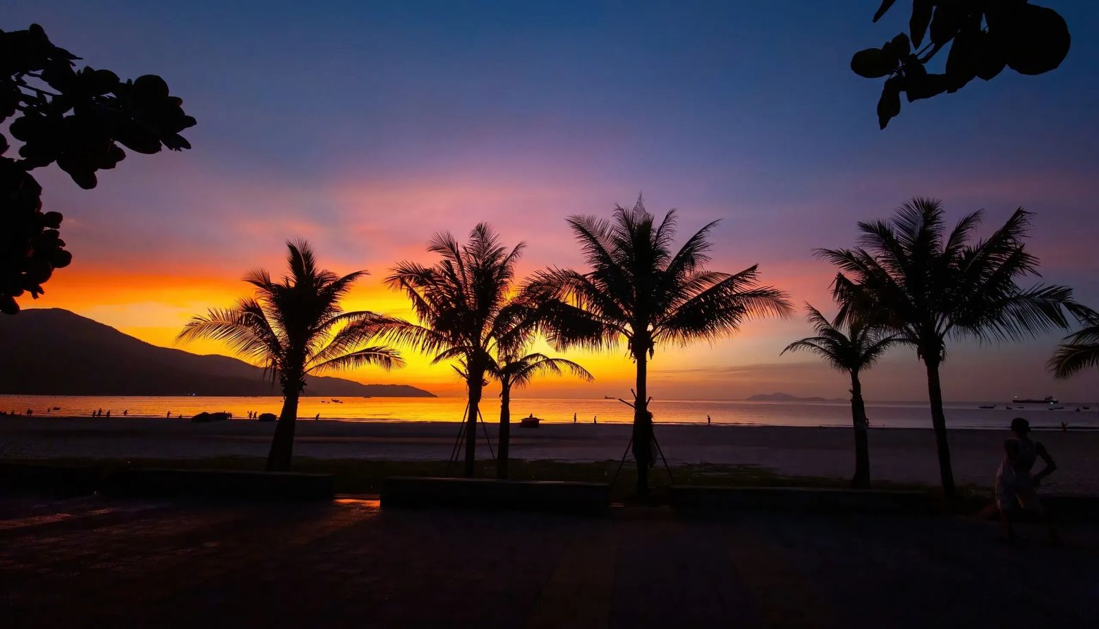 Đón vệt nắng sớm mai tại bãi biển Mỹ Khê ngay trước khách sạn view biển Đà NẵngGrand Tourane Hotel Danang.