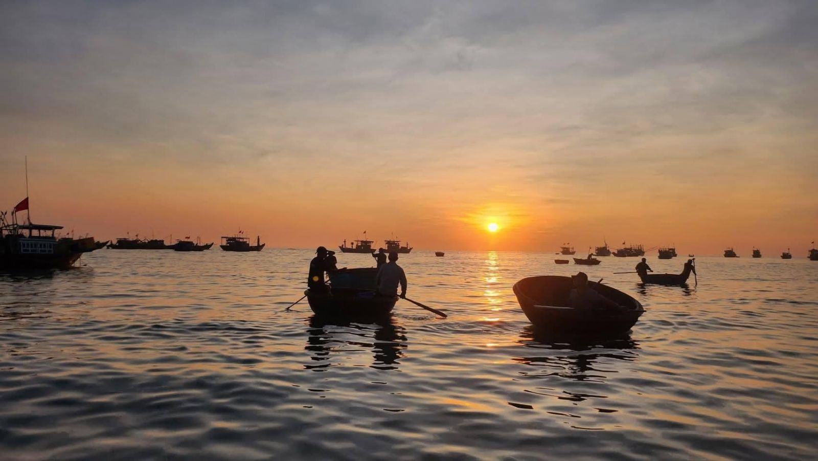 Làng chài đón bình minh Đà Nẵng bình yên tại biển Mân Thái.